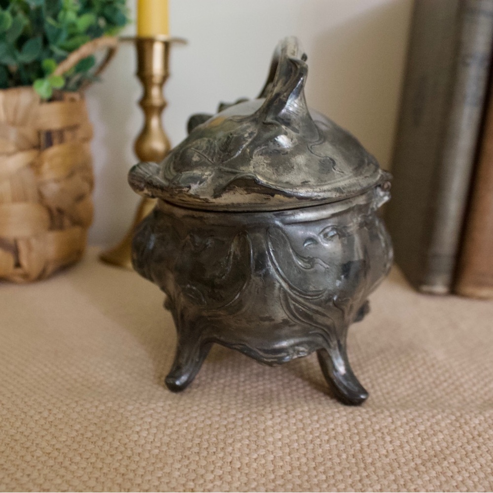 Antique Victorian Cast Metal Jewelry Trinket Box with Floral Design - Picture 5 of 7